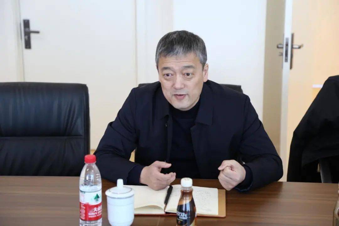 仪式开始前,优秀校友宿玉成,张元禄深入"头雁"实验室参观考察,院党委