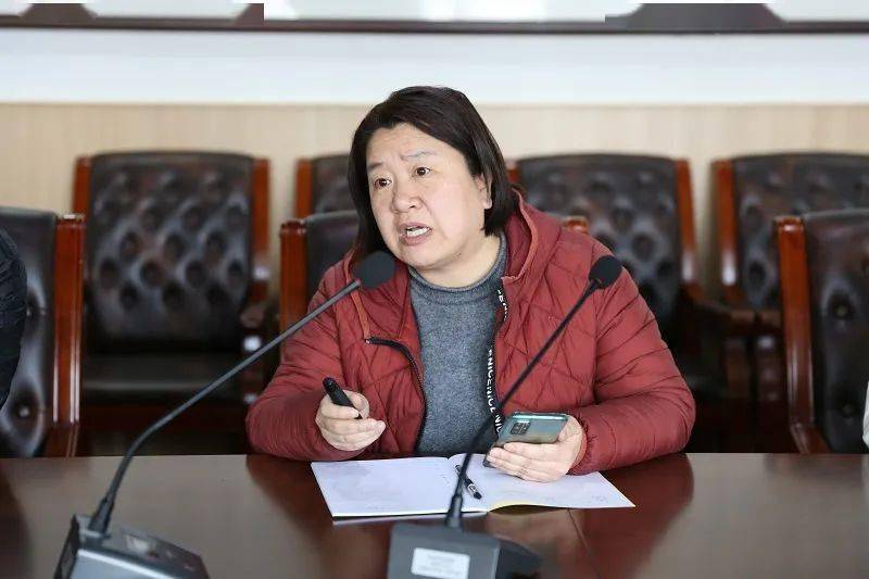 桃浦中学初中数学教师甘华芬做了精心准备,分三部分进行分析交流:1.