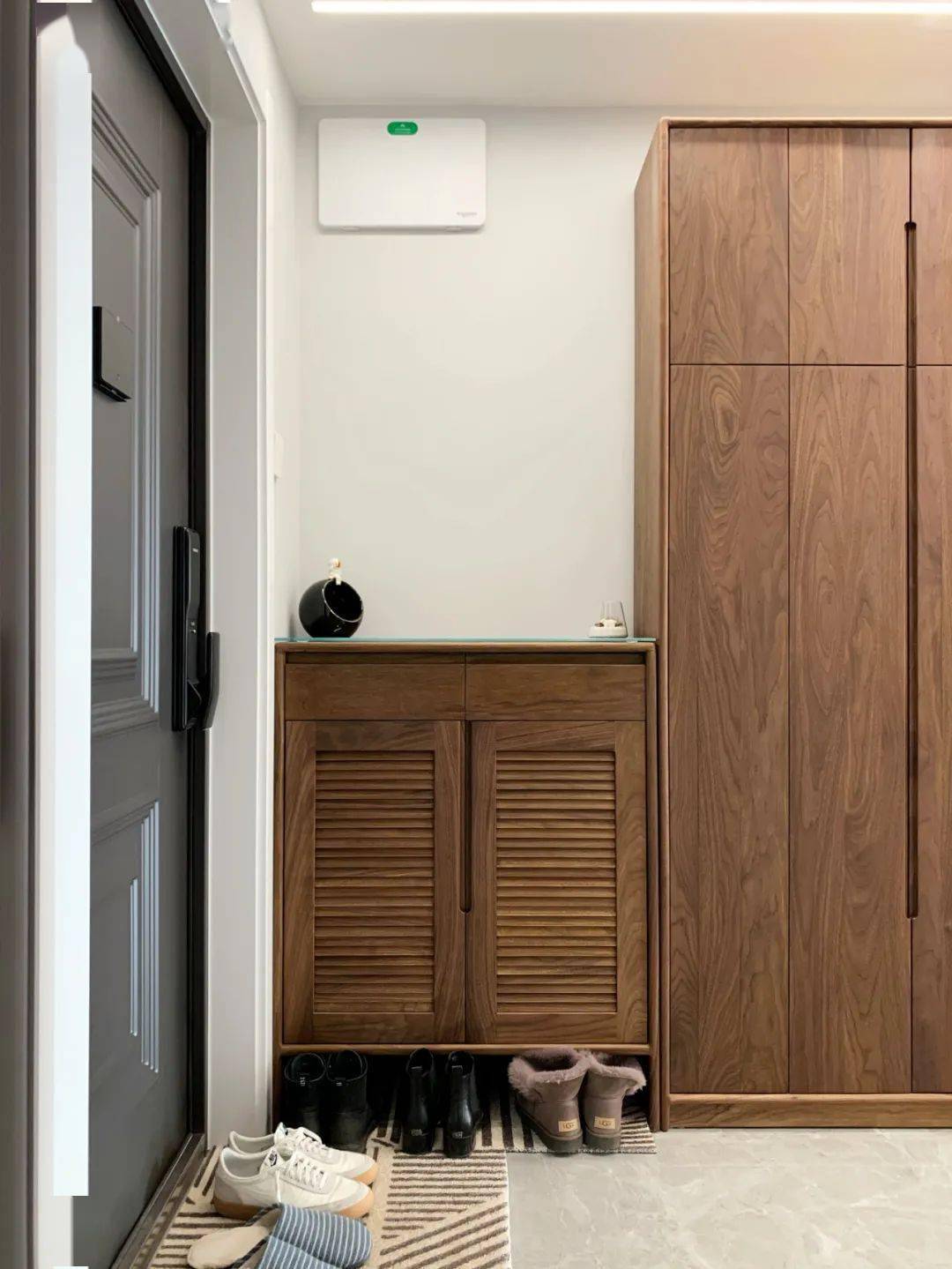 左侧为换鞋区,底部采用了悬空设计 拿取更方便,易保持整洁