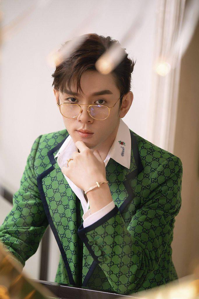 李佳琦染红发戴金丝框镜显斯文 穿绿色印花套装变复古潮男