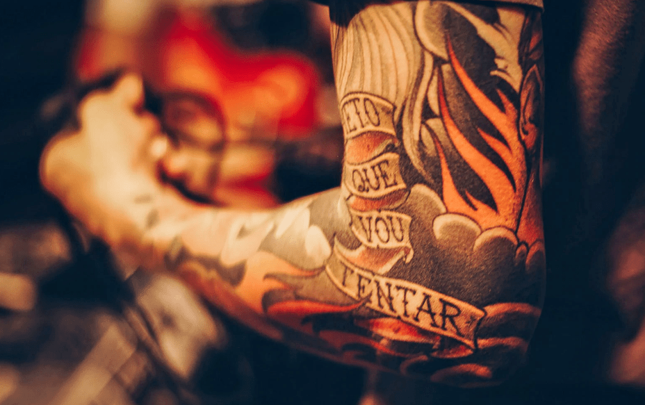 纹身店里一个名叫"boy jb"的印族男子接待了他,表明来意之后,对方答应