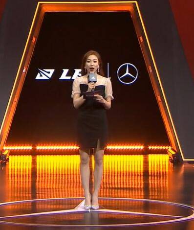 情商差距!lpl女主持因腿粗被嘲,一笔姐笑出声,管泽元急忙打圆场