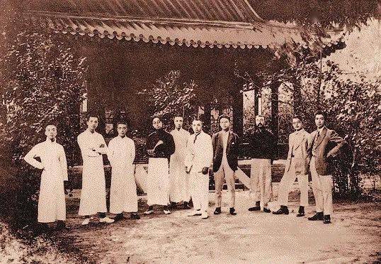 1917年,陈独秀应聘到北京大学,担任文科学长,担负改革文科,整顿北大的