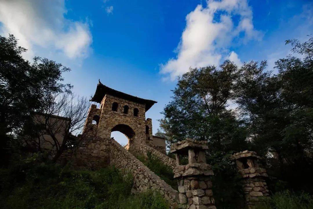 这里名胜古迹众多,数千年的东夷古文化源远流长,抗击倭寇的古寨遗址尽