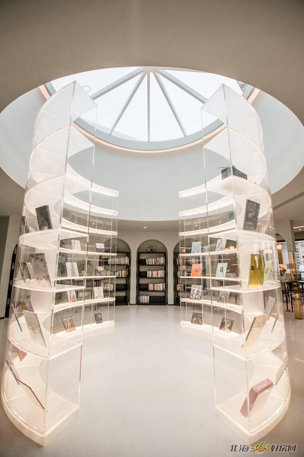 住在北海花漾里,下楼就是花未眠书店,每天都生活在诗意中,随时开启