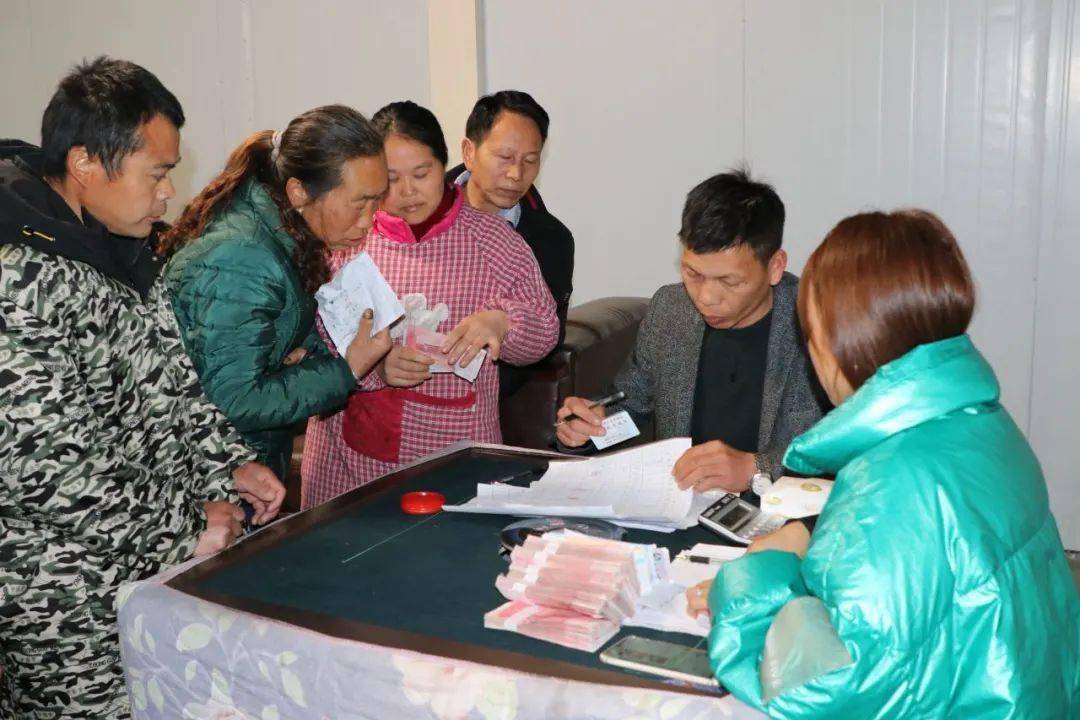 天柱蓝田镇群众家门口务工喜笑颜开领工资