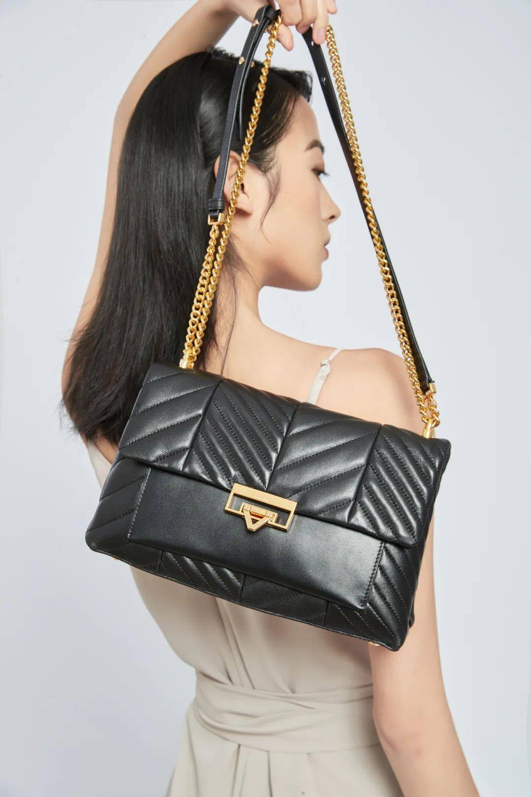 迪莱克丝女王的节日dilaks包包背起来