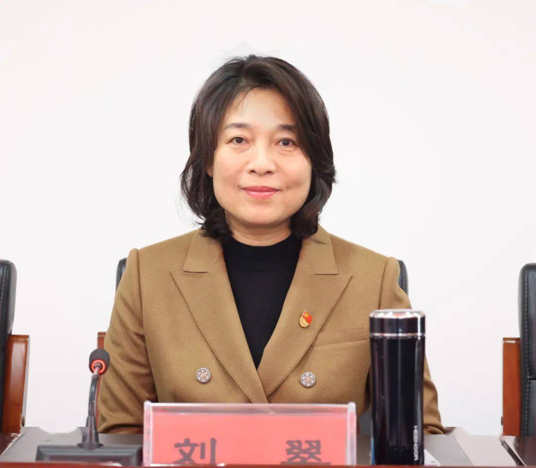 在欢快而热烈的音乐声中,刘翠主任和韦德华书记共同揭开了"三级甲等