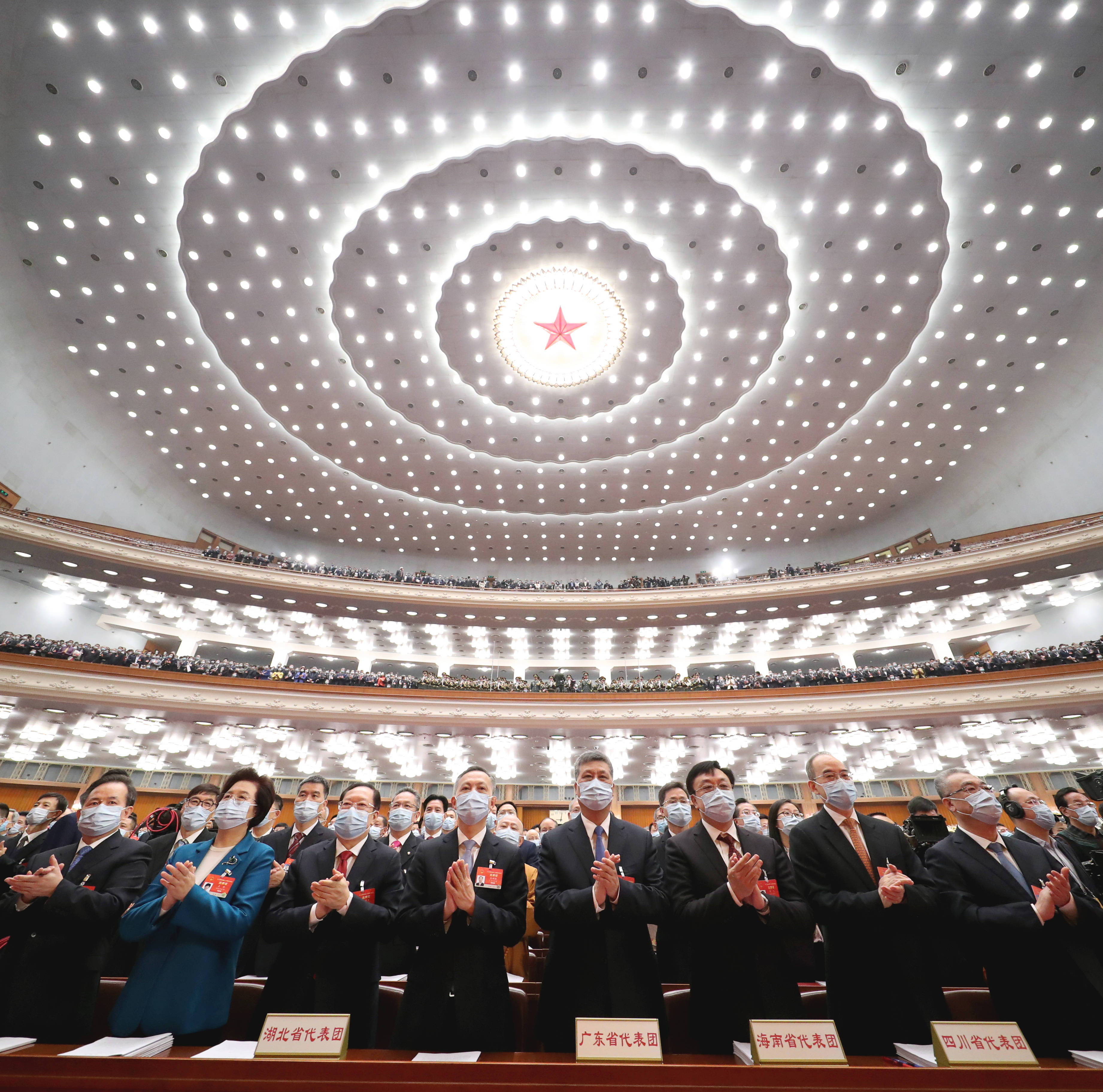 第十三届全国人民代表大会第四次会议在北京人民大会堂开幕