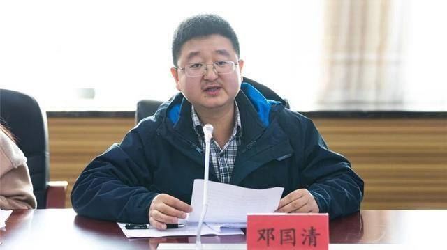 随后,第一期案例研讨在青年读书社社长邓国清的主持下,以模拟辩论的