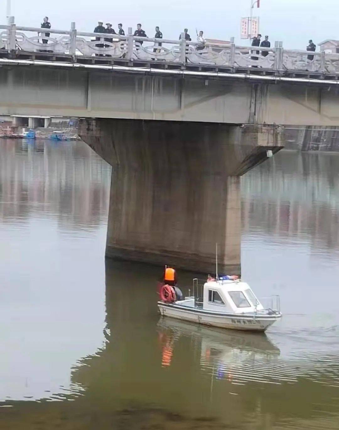 已无生命体征该男子当晚被打捞起引发不少市民围观从梅城东山大桥上