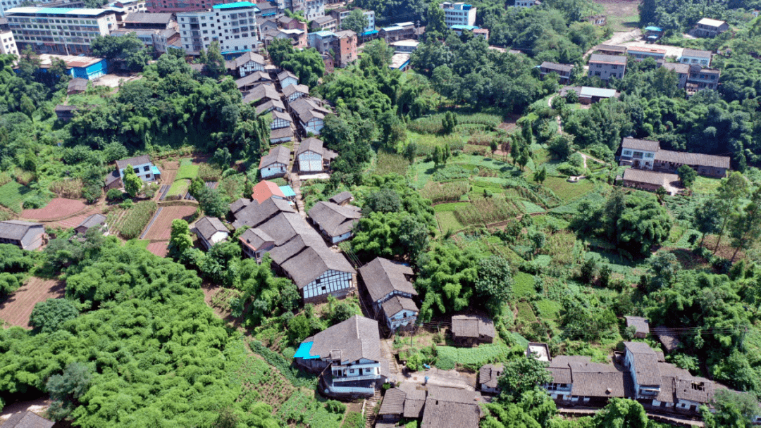 广安市广安区石笋镇石笋河社区场村东有来龙山,坐东向西,由上而下好似