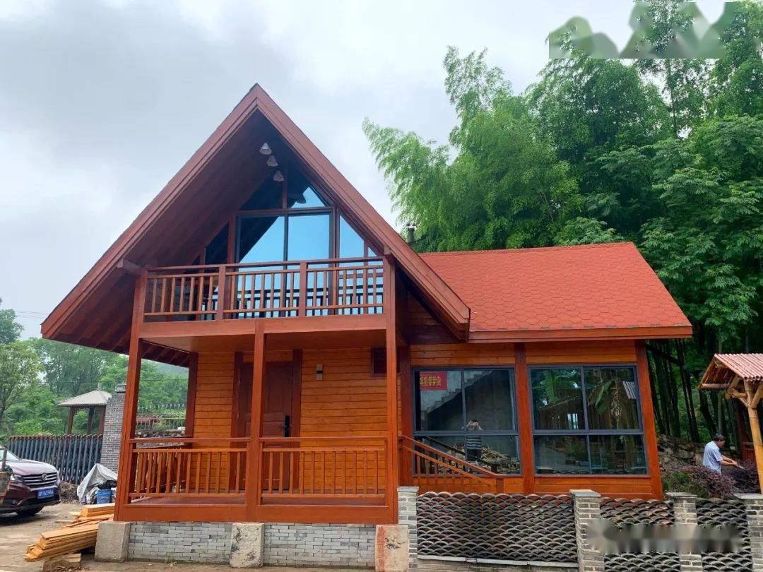 如果你有一个院子那么就建上一栋双层小木屋吧