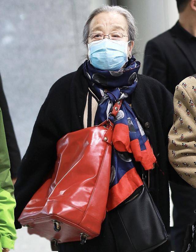 85岁"容嬷嬷"李明启近照,在菜市场被偶遇热情打招呼,满头白发精神好