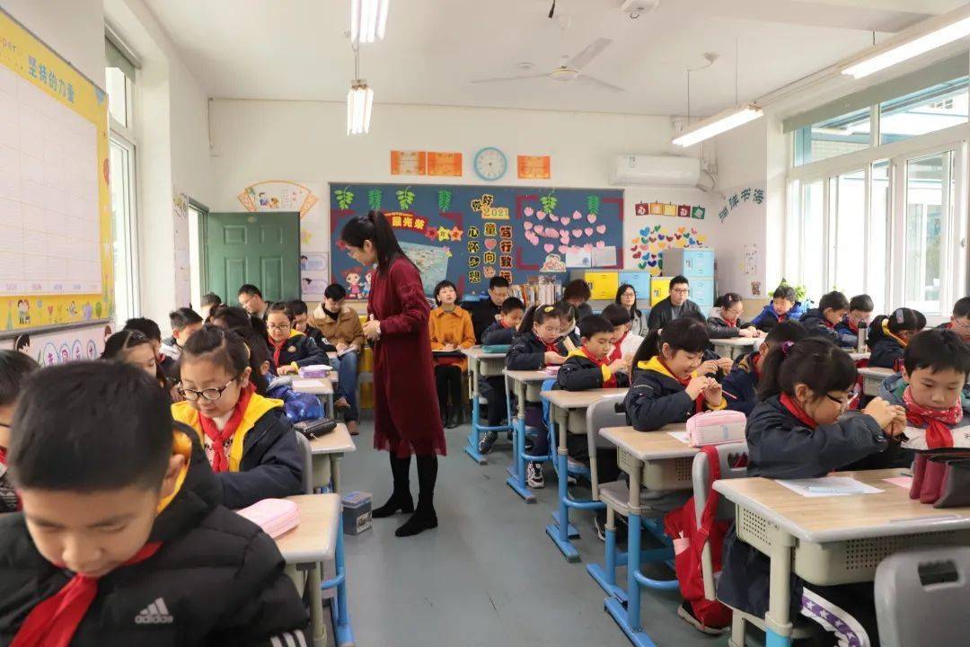 視導組一行視察了天長小學的校園環境,實地考察了開學疫情防疫工作