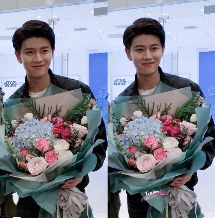 帅哥任嘉伦与鲜花是绝配愿小超收获更多鲜花与掌声