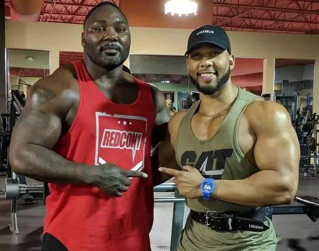 不愧是减重哥,约翰逊体形效果对比