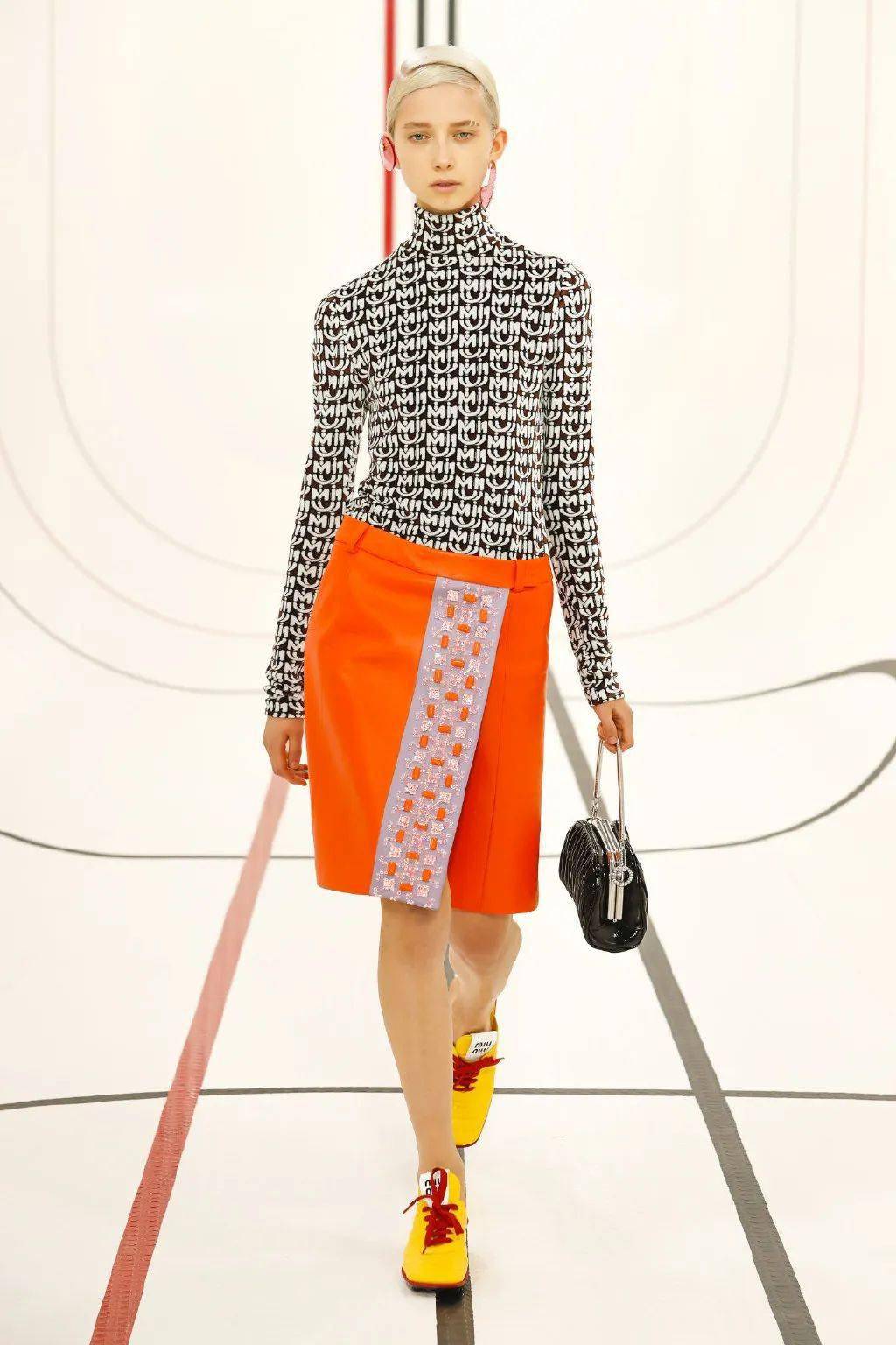 终于等到春天可以穿2021流行色亮丽黄了