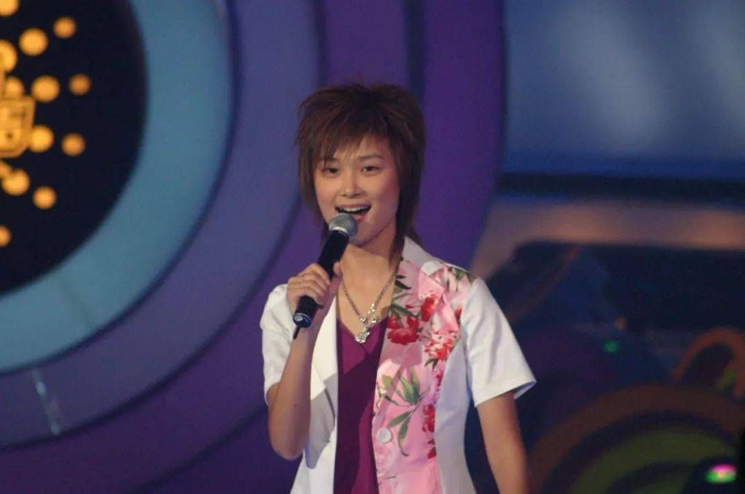 不少人一边喊“春哥”“信春哥得永生”，一边将饮料瓶和垃圾砸了上去。 2005年8月19日，超级女声五