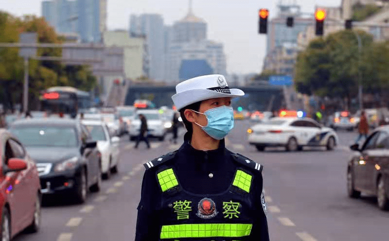 飒爽英姿高峰岗,坚守火线保畅通,快来一睹咱乐山女交警的风采!