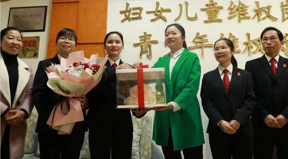 心理咨询室,家事法庭等场所,边听取该院妇女儿童维权岗负责人张舒婷