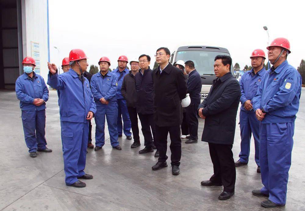 现场,程晓波实地察看了现场生产运行情况,并听取了高兴禄关于生产经营