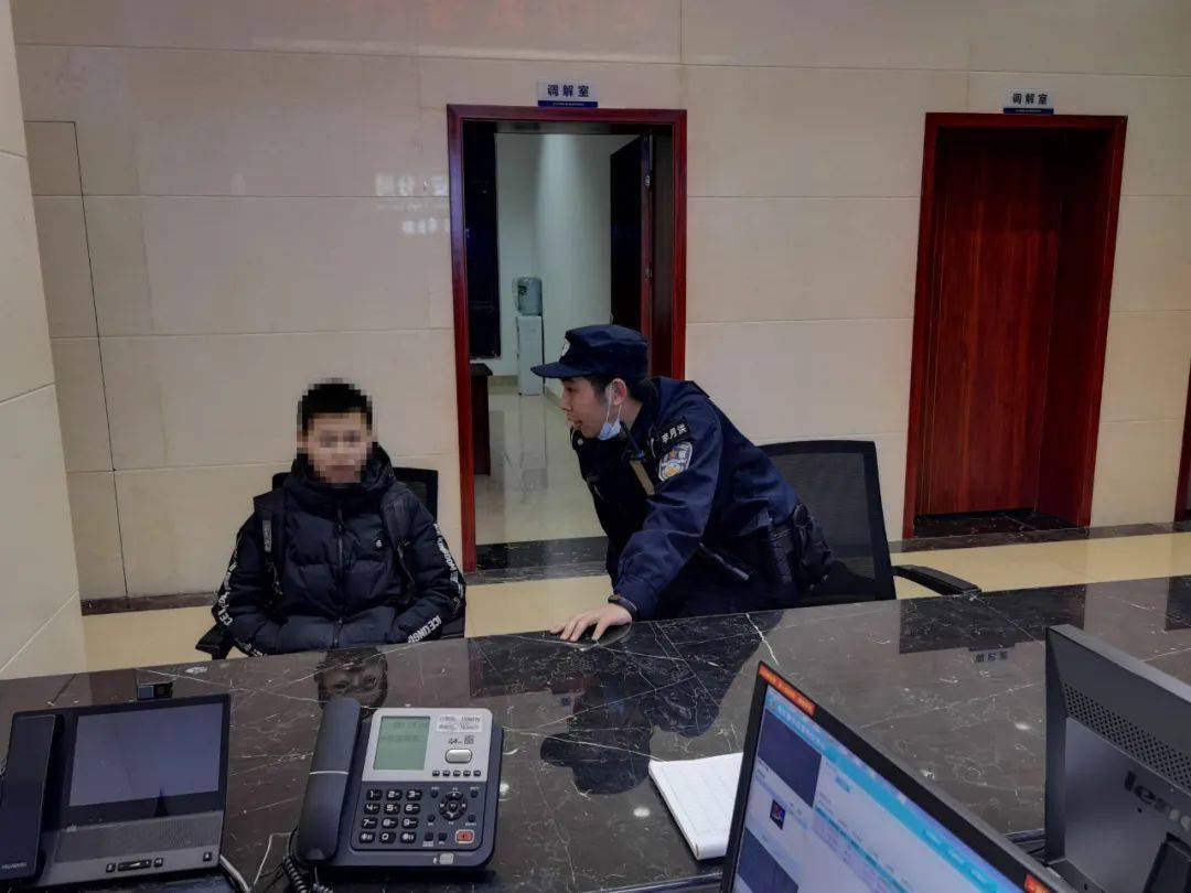派出所打电话核实人口_打电话图片(2)