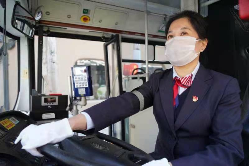 上海这条单程近22公里的公交线路上，她是唯一的女驾驶员