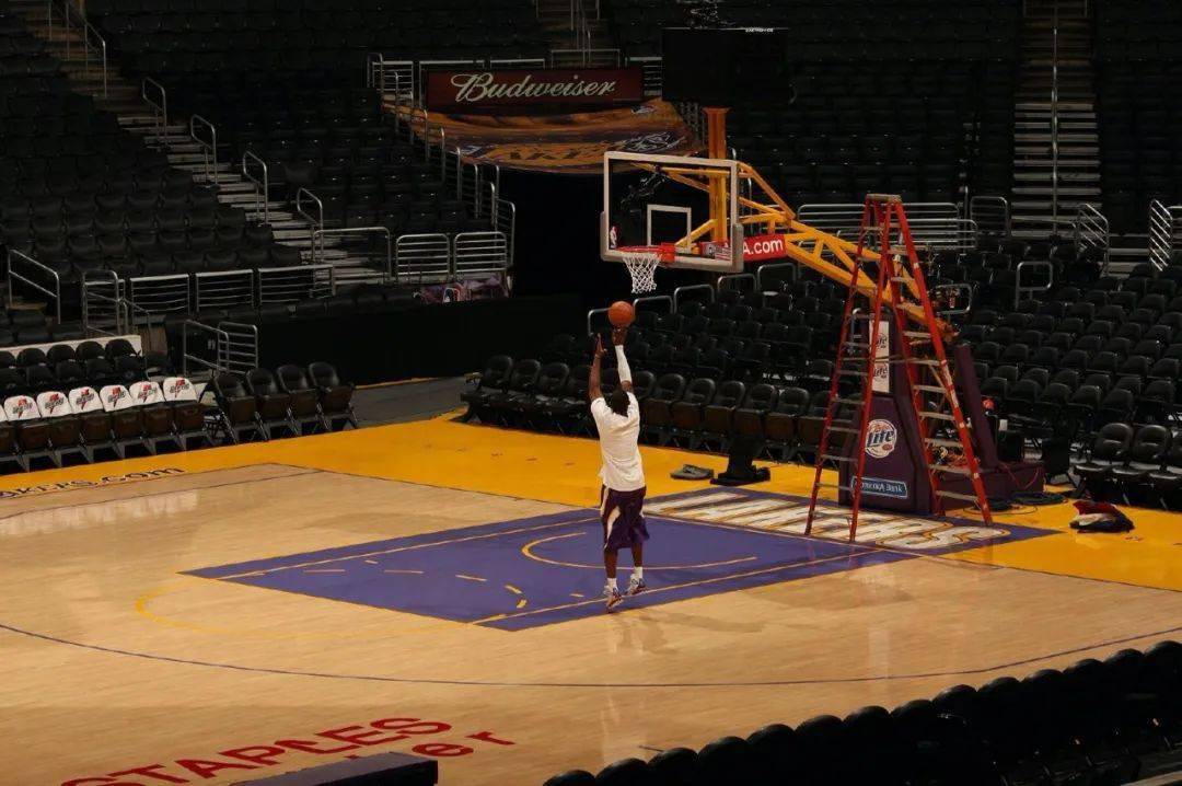 ulsum丨上一个这么晚来训练的人是科比