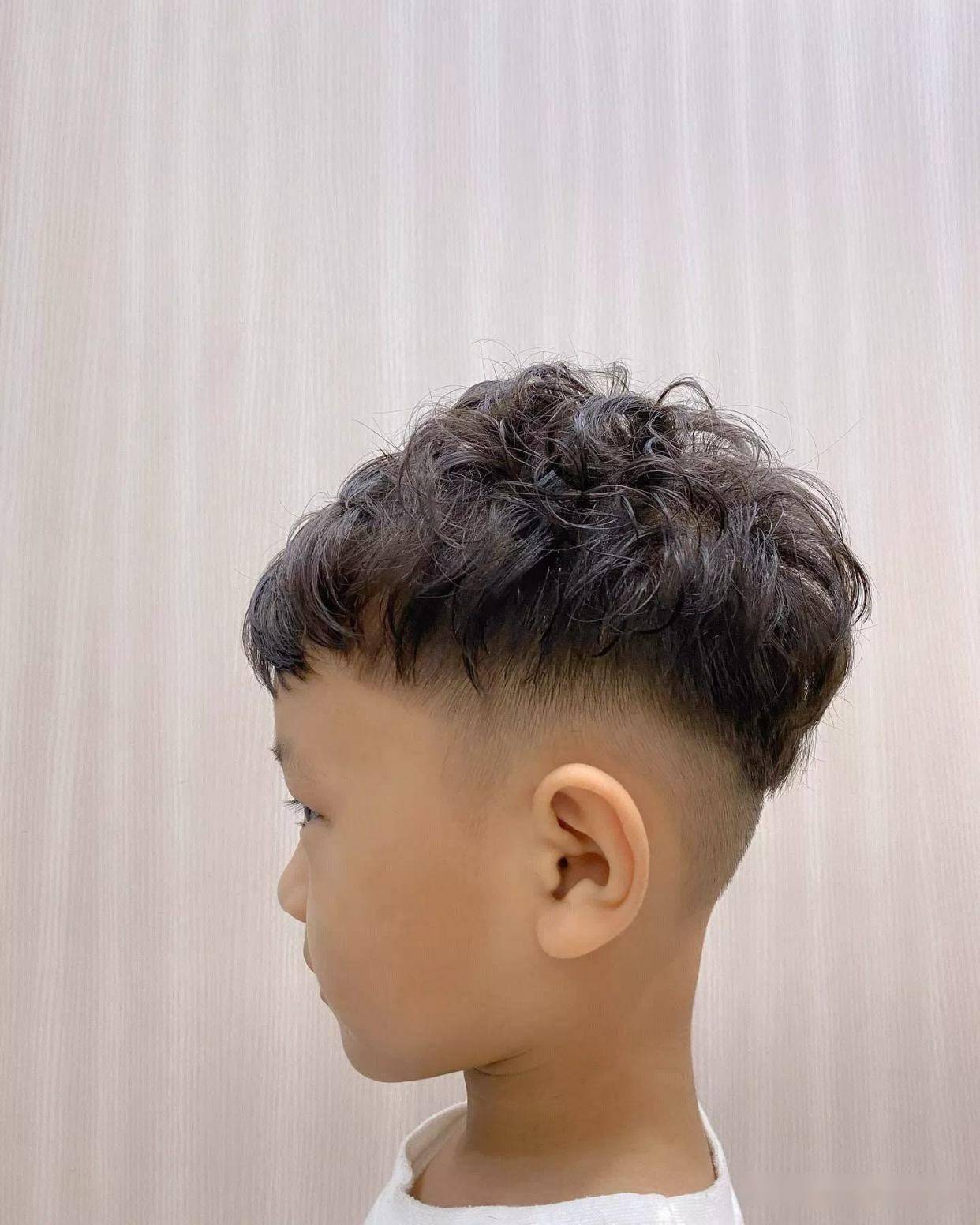 头发比较粗硬的小男孩,烫发的时候可以把周边的头发铲短,能很好地避免