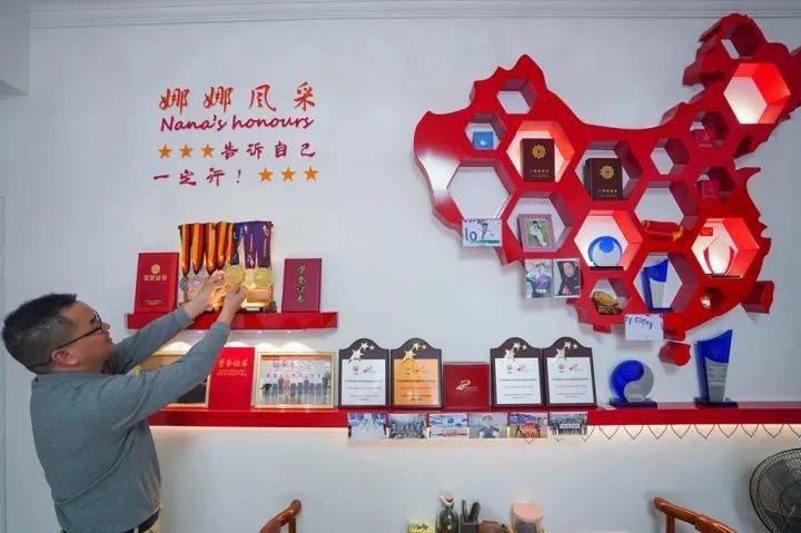 一进张娜家里,客厅里一面"娜娜风采墙"很快引起了大家的注意.