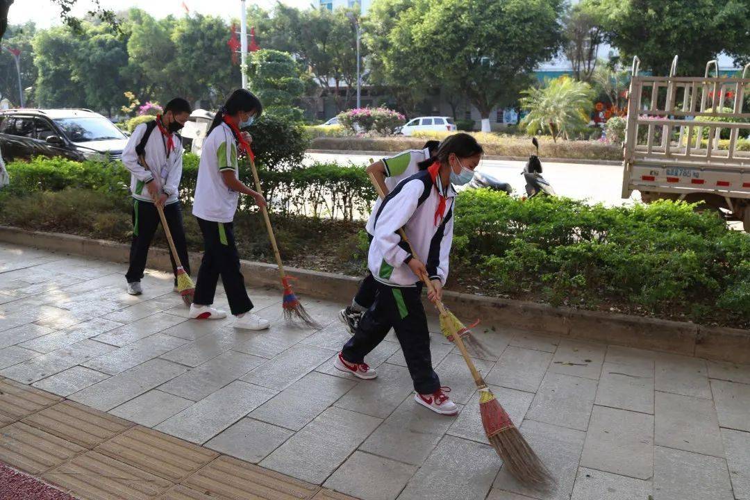 弘揚雷鋒精神構建和諧校園鎮康一中開展學雷鋒志願服務活動