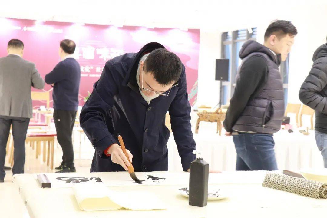 西泠印社社员陈墨,桑建华,田舍郎,沈正宏还现场创作了书画作品分别