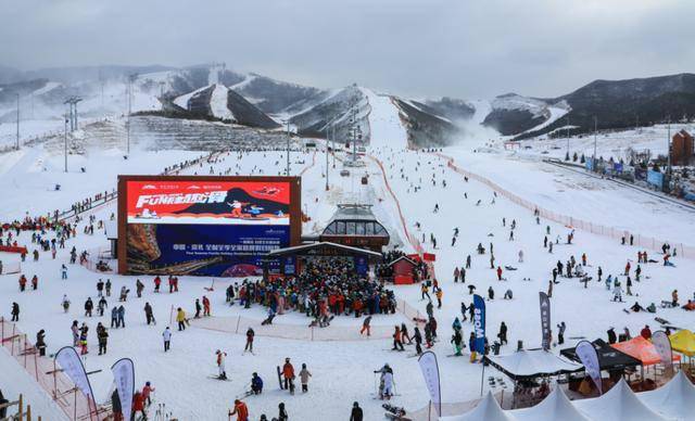 而3月6日,在位于张家口崇礼的富龙滑雪场,你看到的人们是这样的!