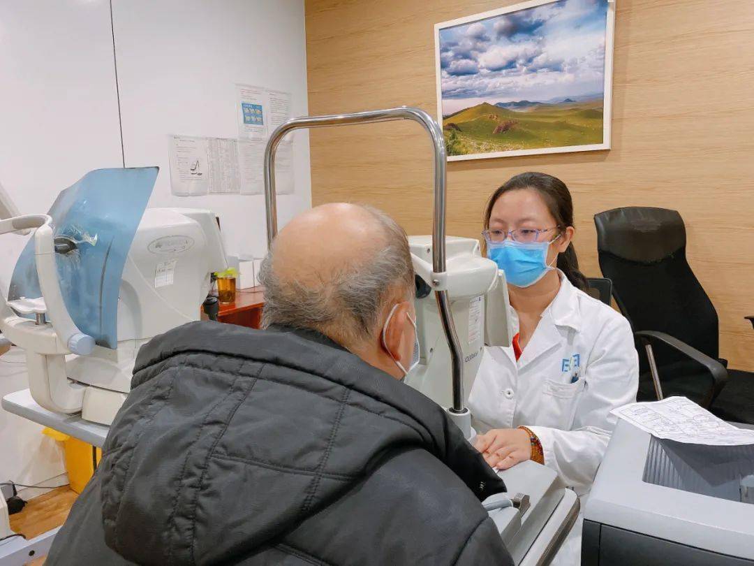 原因的视力下降,或是眼痛,眼胀等症状,有的患者还可能出现"虹视"现象