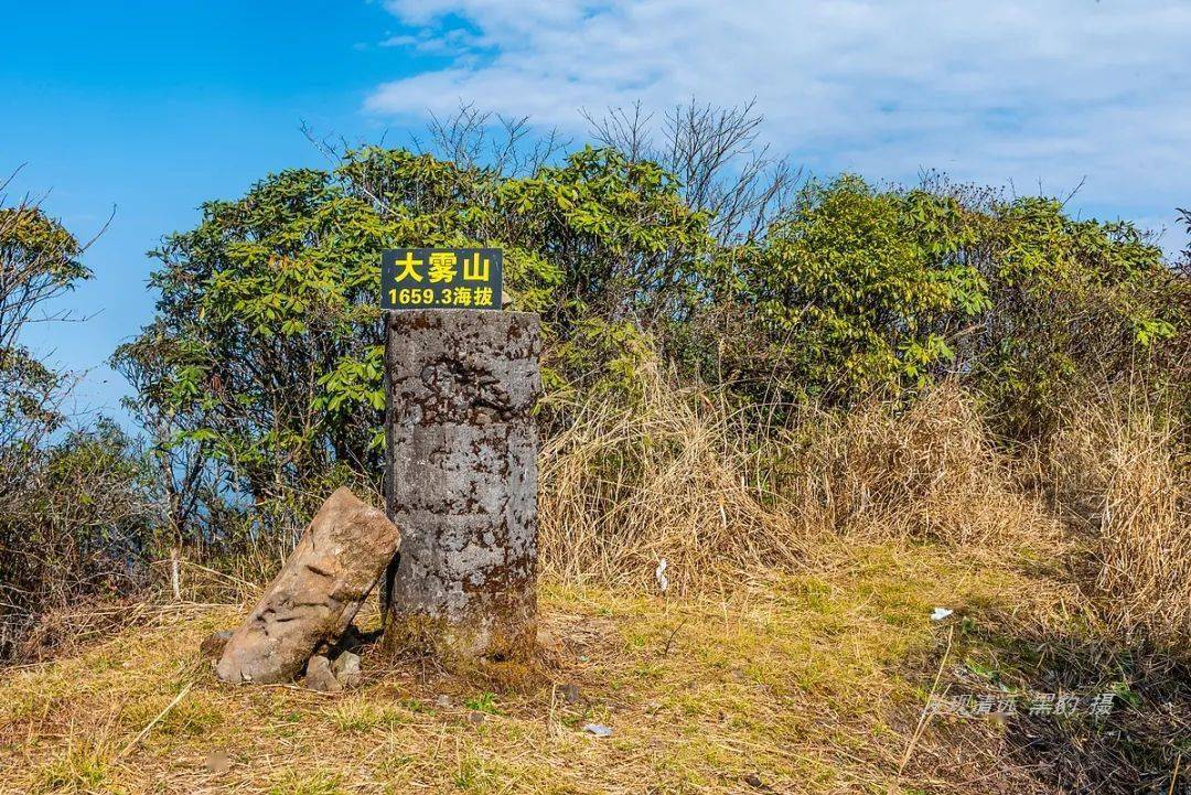 大雾山金字塔状的山顶,我甚至可以看到几十公里外的连州市区和连南
