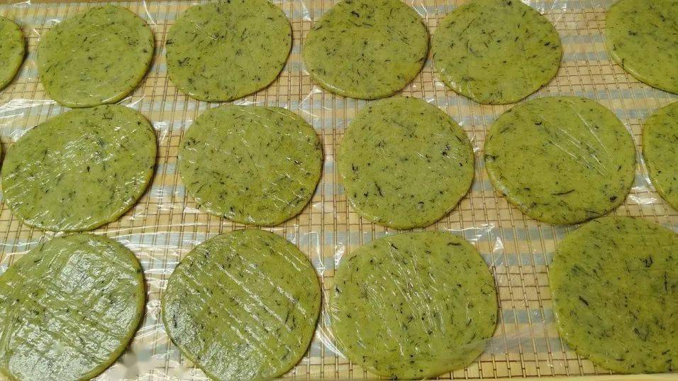 子上面的绒毛掰开来刚做好的面蒿粑粑有一股青蒿的清香这可是一道不可