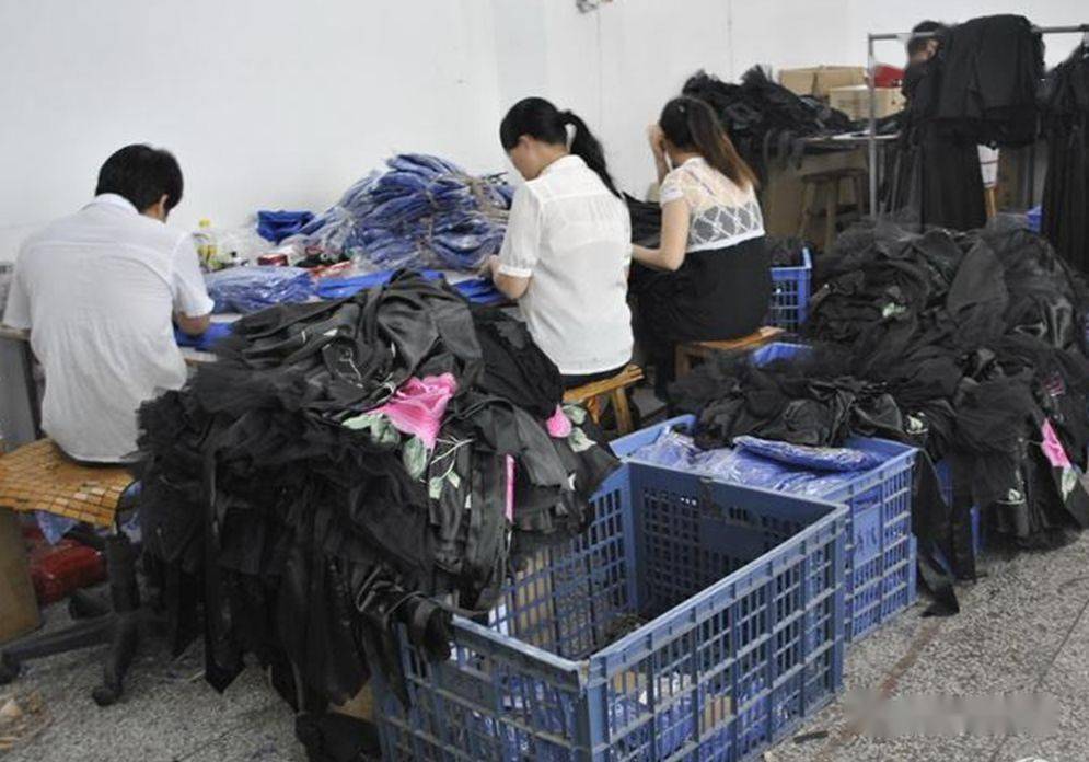 图:这是车间的尾部工序,在检查衣服的质量,有没有损坏,有问题的要返工