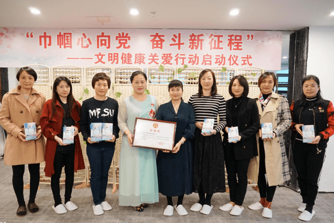 罗翠玲向一面镜子创始人马军霞颁发感谢状接下来,蓬江区妇联将联合