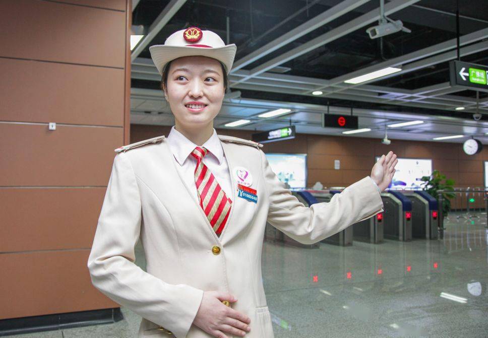 她们是地铁乘务员身穿统一制服站台上的她们耐心解答市民疑问越是节假
