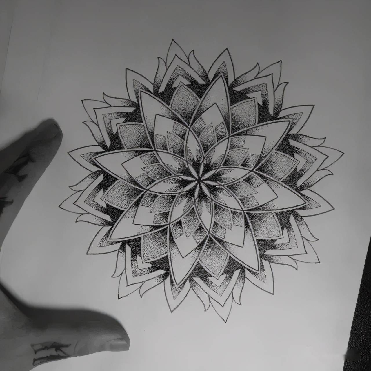 点刺风格不像其他风格一旦开始就很难收手点刺纹身