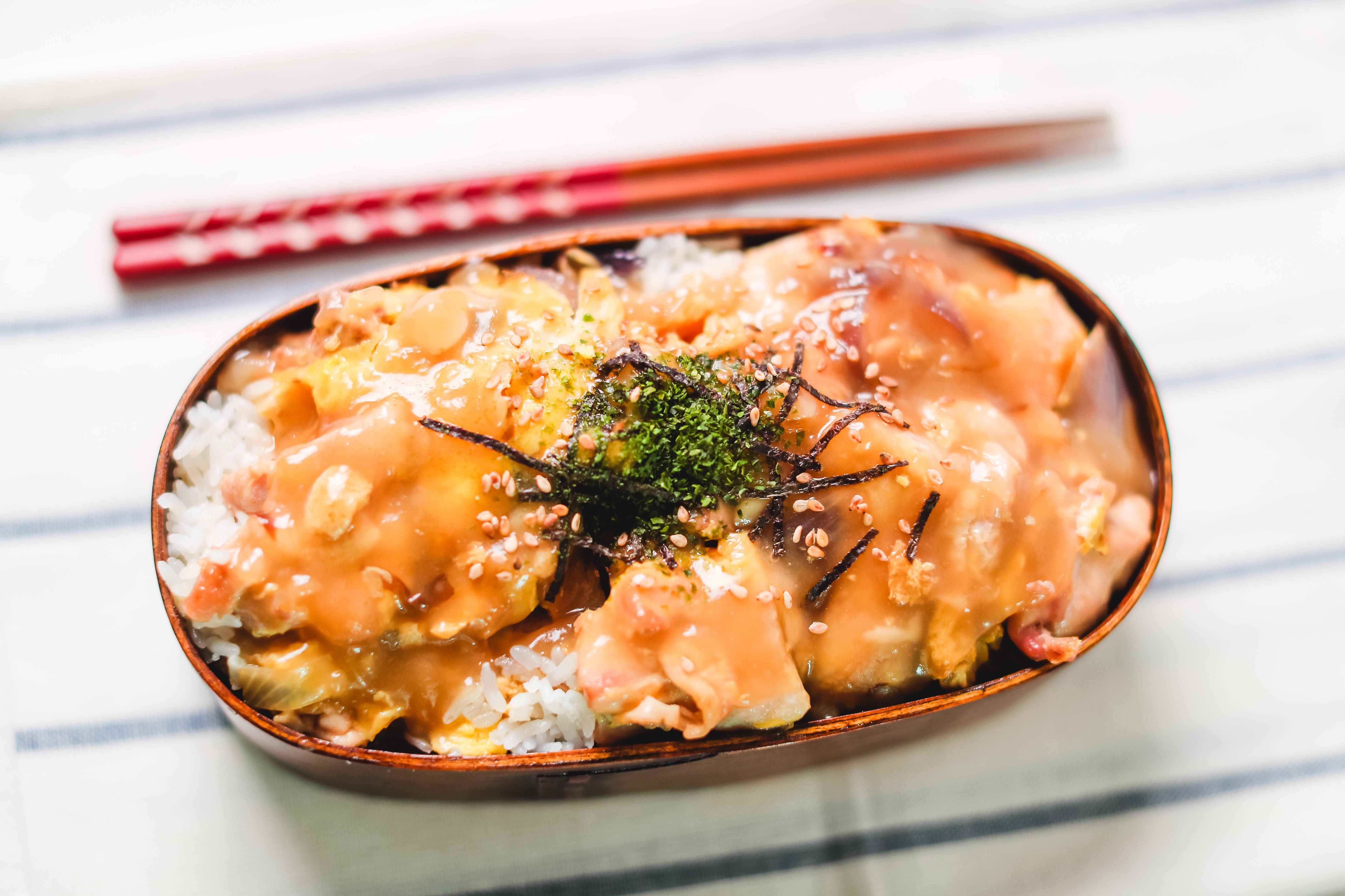 日式亲子丼便当貌不惊人滑嫩美味上班族和外出郊游必备