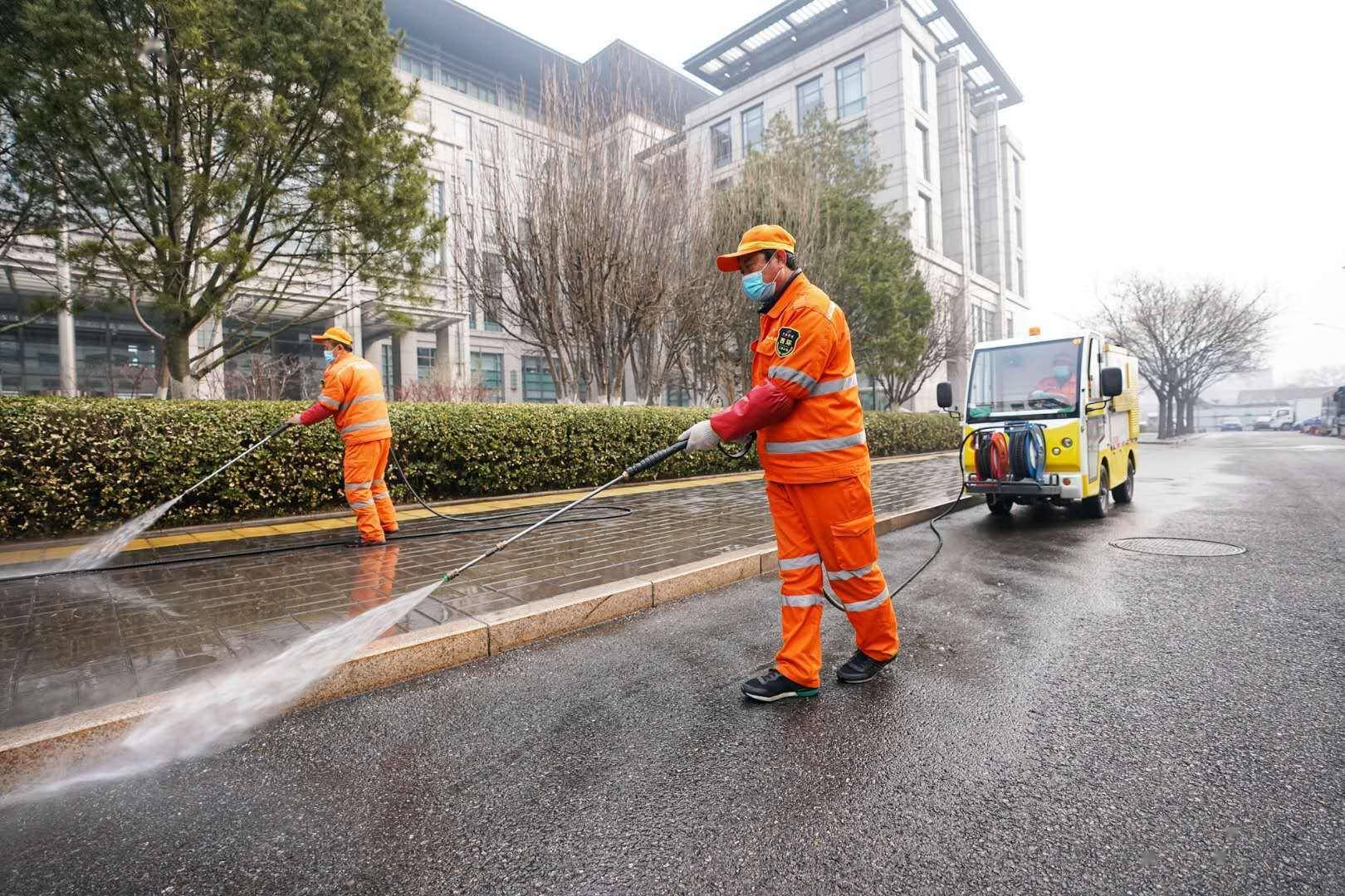 环卫工人洒水洗地最大程度降低空气污染