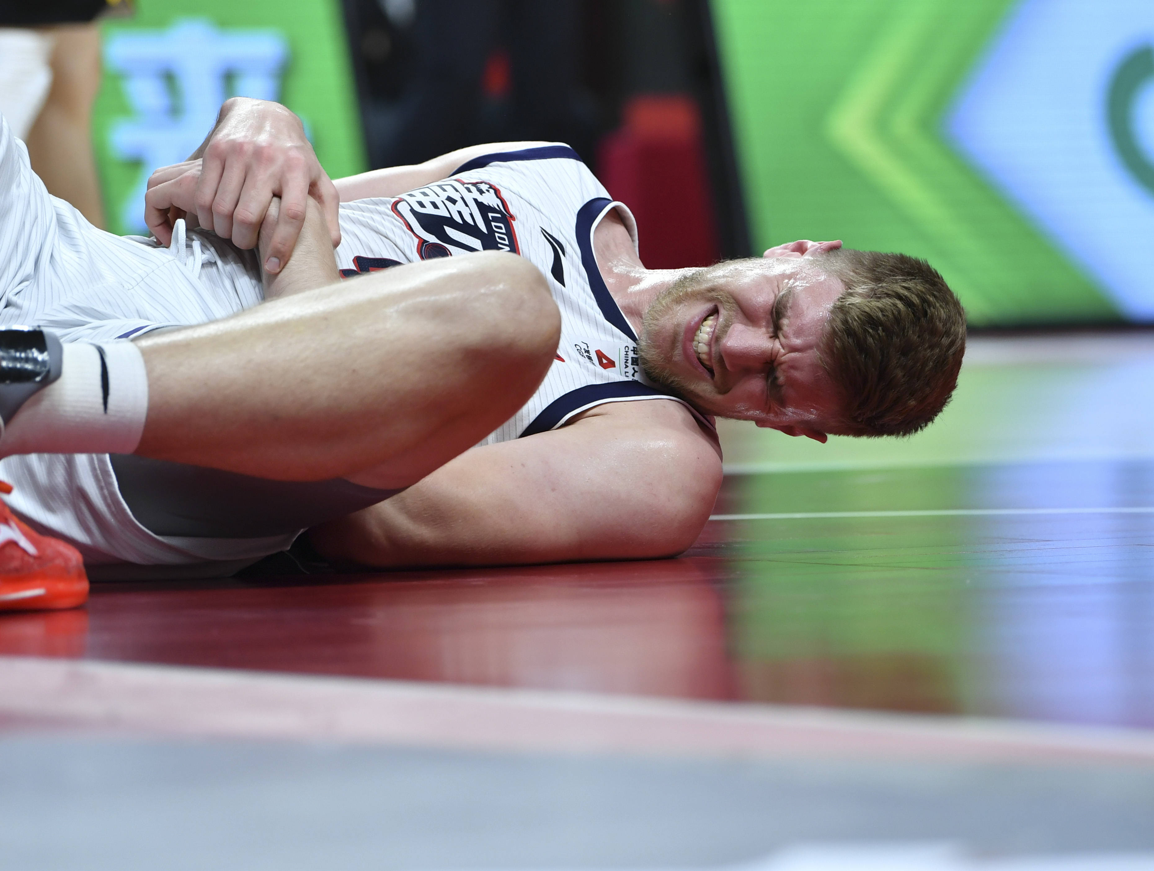 孙铭徽(左一)与时代中国广州队球员赵晏满(右一),哈斯在比赛中拼抢