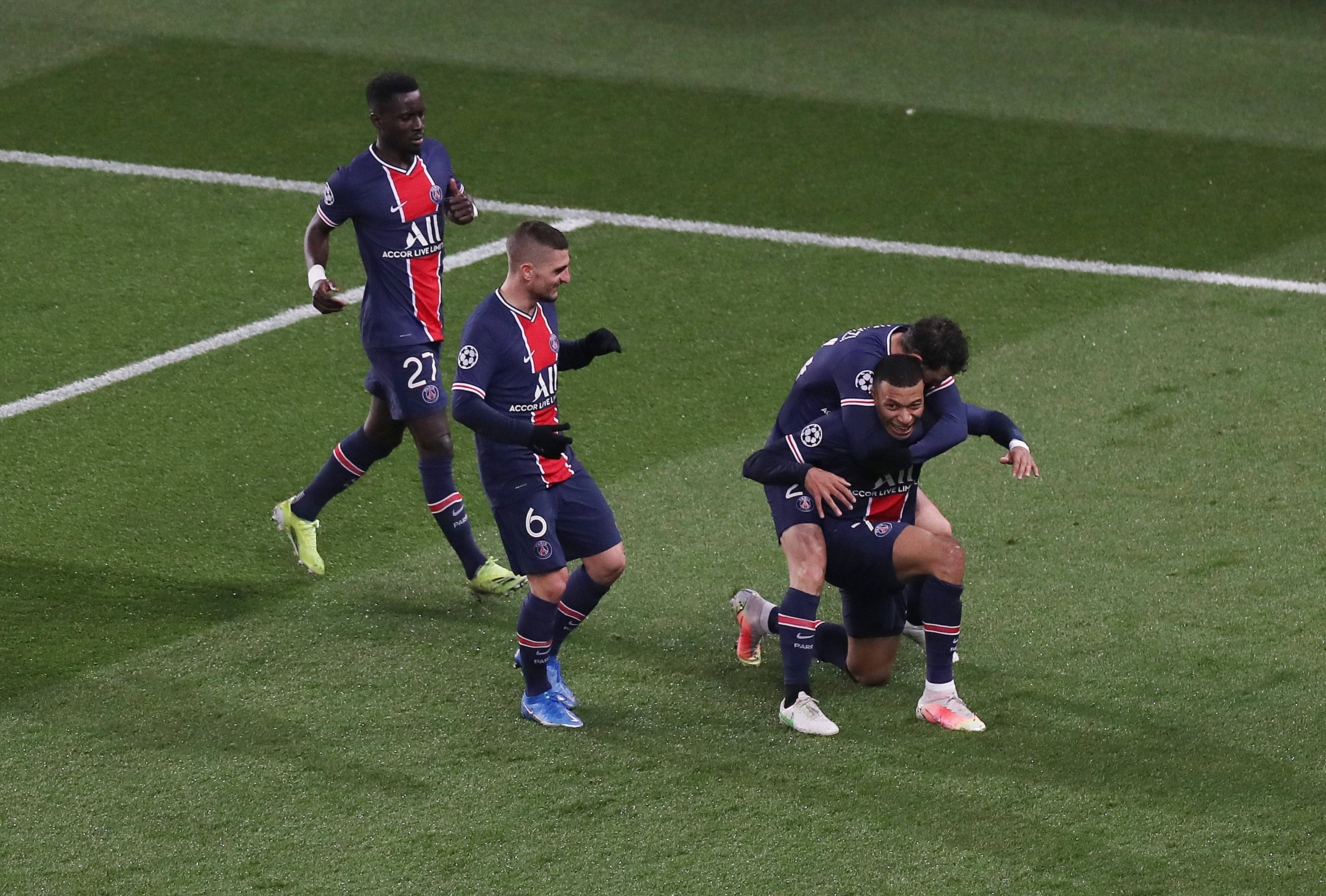 足球 欧冠 巴黎圣日耳曼晋级八强 巴塞罗那队