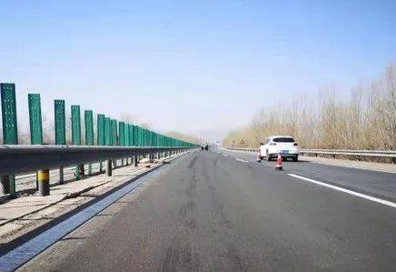 奇村养护工作人员在巡逻过程中发现,  在g1812沧榆高速k404 500m处