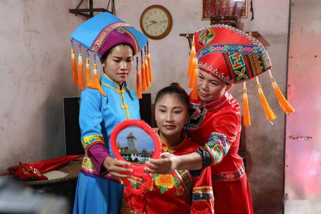 新娘出嫁前,姐妹们要为其精心梳妆打扮一番在传统的壮族婚嫁中,红鞋子