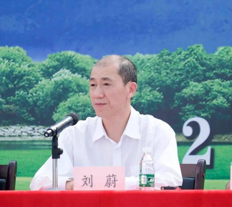 省政府副省长王斌代表省委,省政府对高峰新村乡亲们搬新家,住新房并