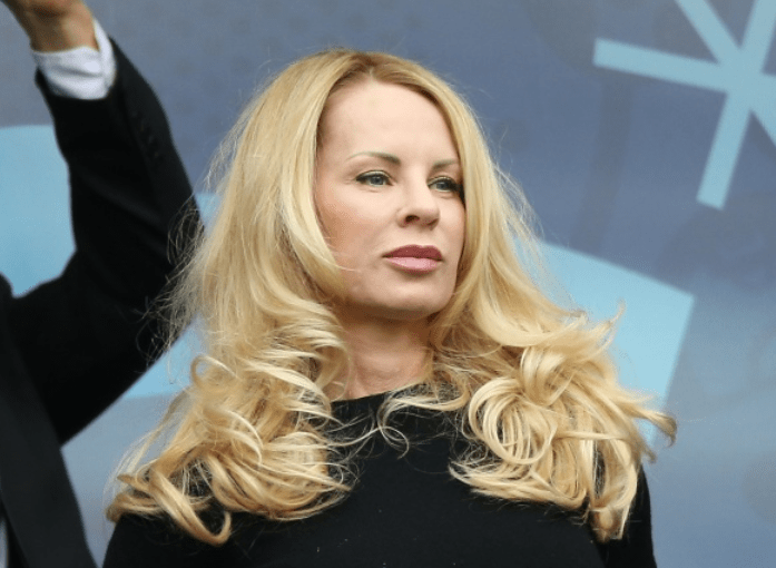 揭秘伊布51岁妻子:相识于停车场的吵架,曾是模特现在自主创业_海伦娜