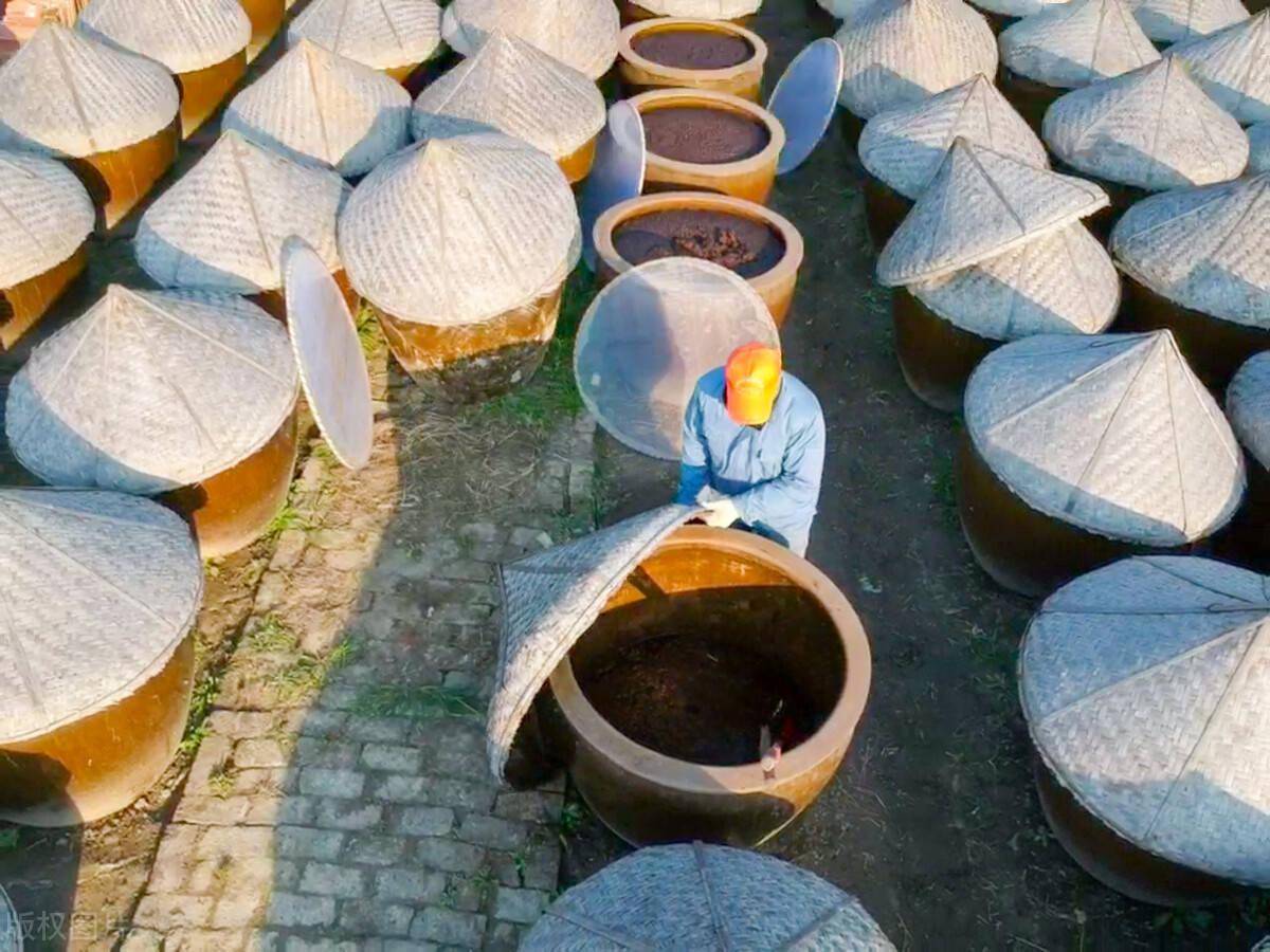 而现代的酱油酿造方式,整个生产过程都可以人为把控,不用再看老天的"